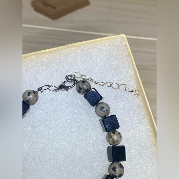 Handmade Dalmatian jasper and black square glass bracelet - Picture 4 of 4